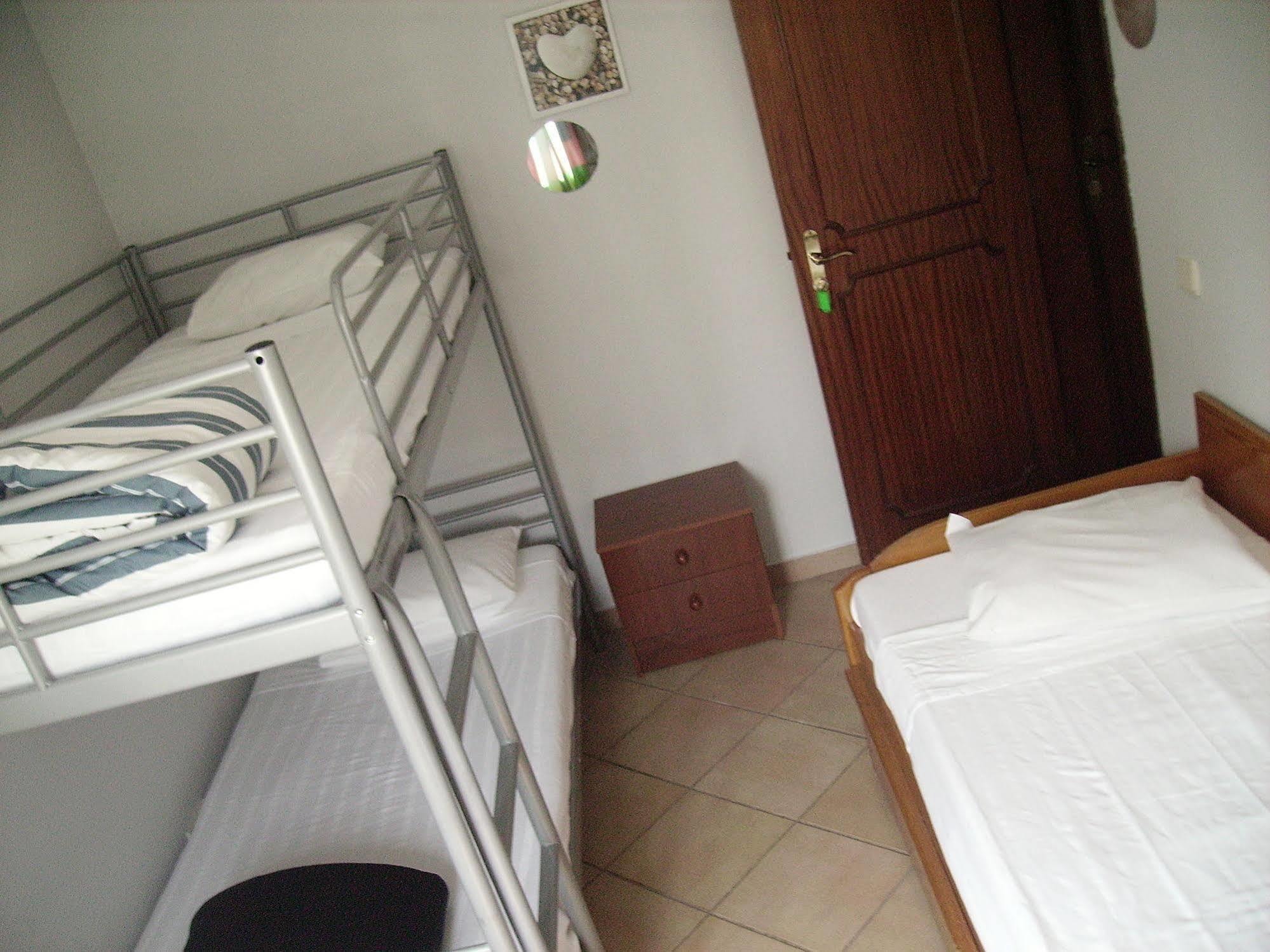 Hostel Sunny House Lagos Exterior foto